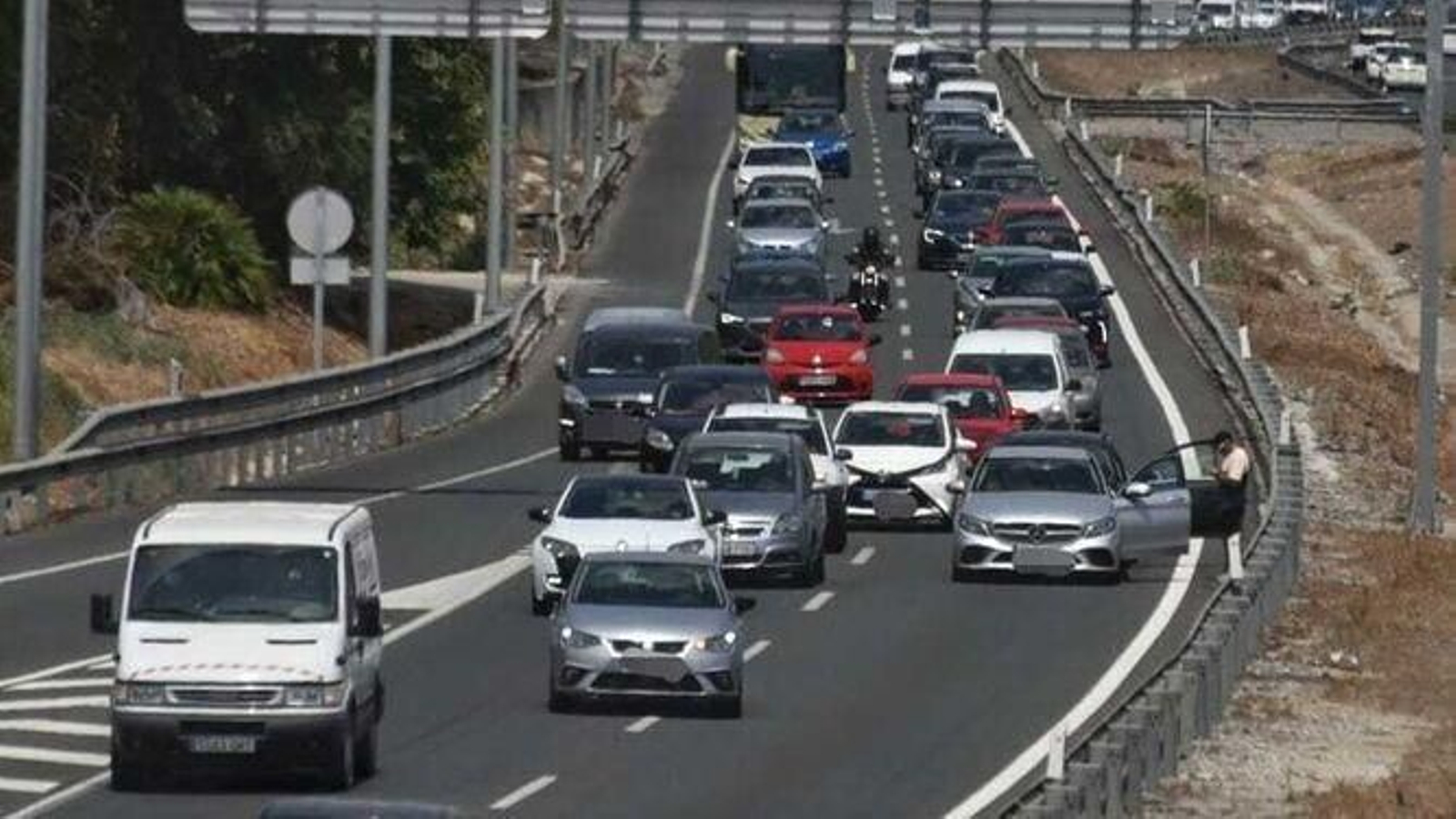 Largas colas en la A-7 en el pasado mes de agosto de 2021.