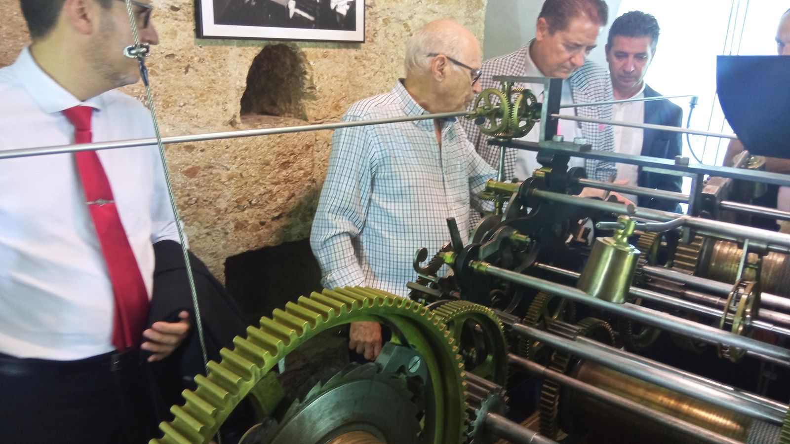 José Luis Pavón da explicaciones sobre el reloj de la Palma.