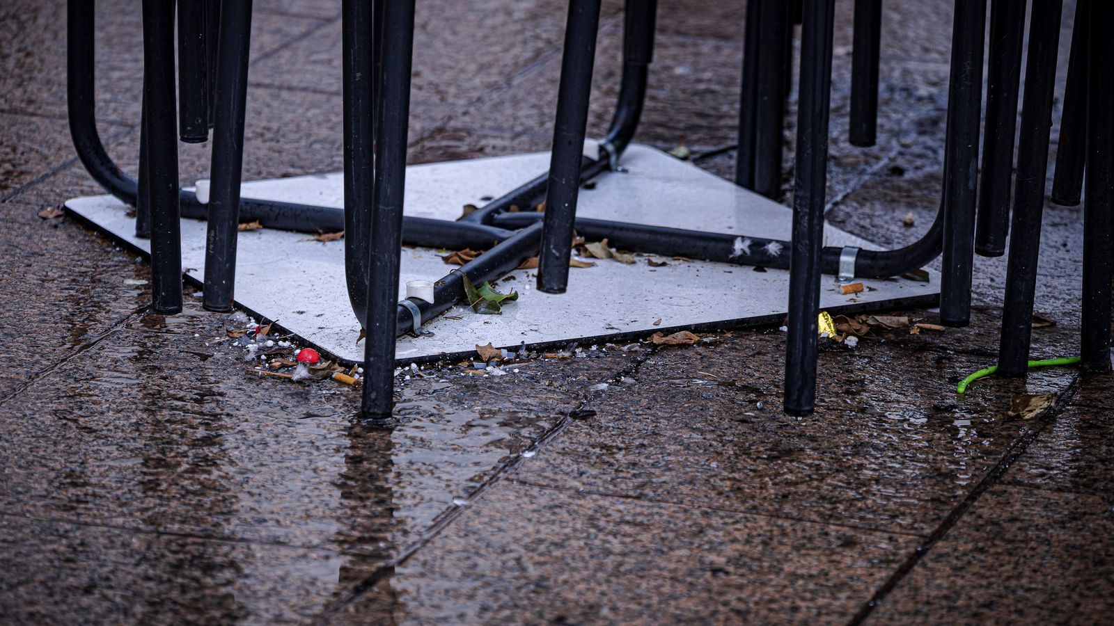 El deterioro de la plaza de la Iglesia en San Fernando, en imágenes