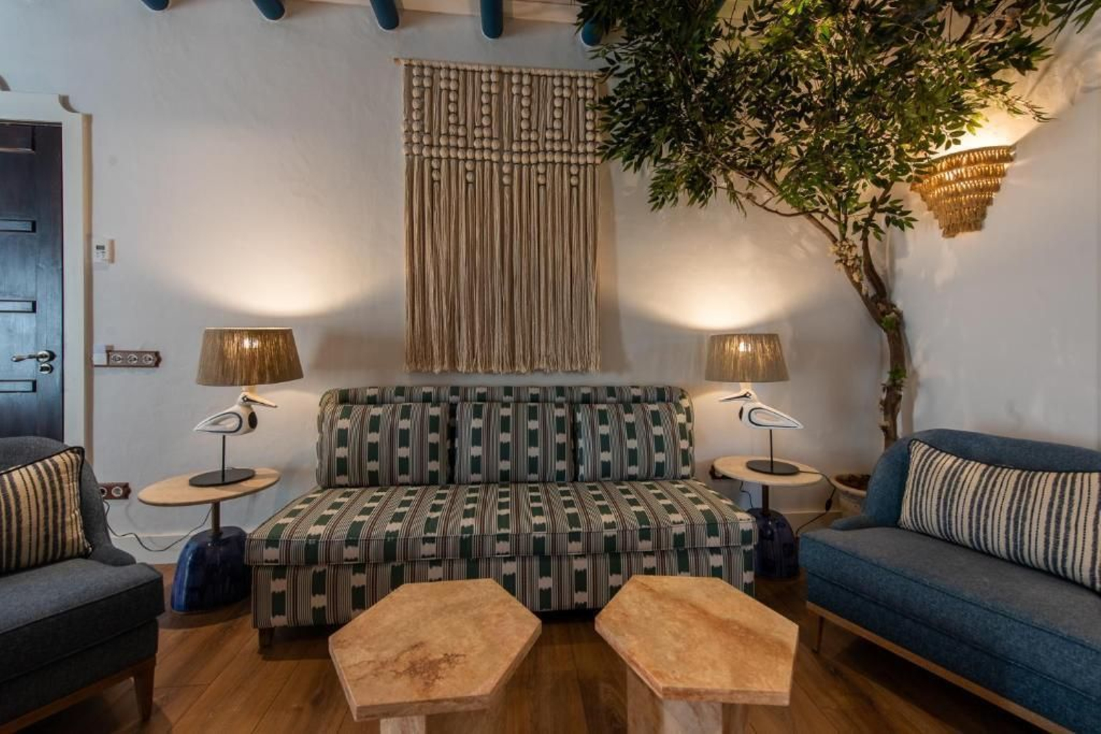 ¿Cómo es la habitación en la que ha dormido Maluma en El Rocío?