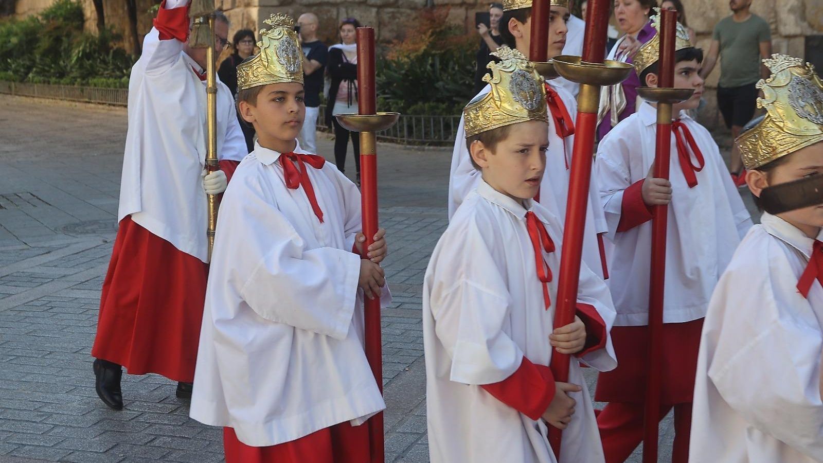 Los niños carráncanos pasan junto a la muralla del Alcázar.