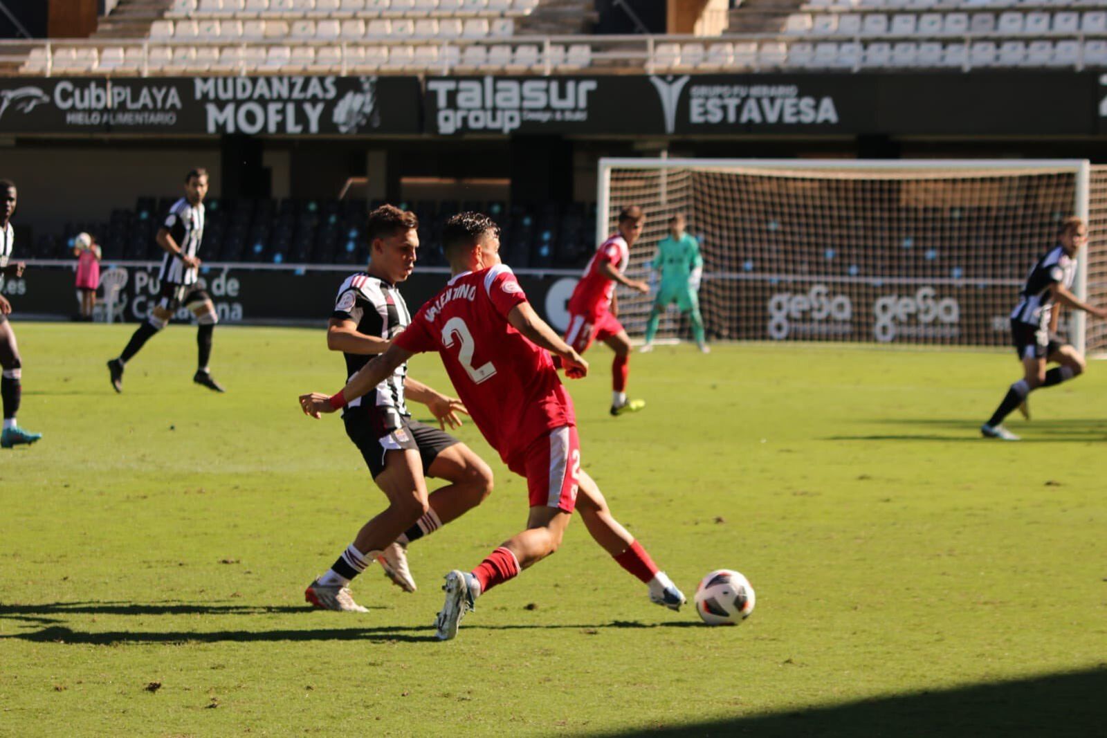 Valentino inicia una jugada desde atrás en el Municipal de Cartago Nova.