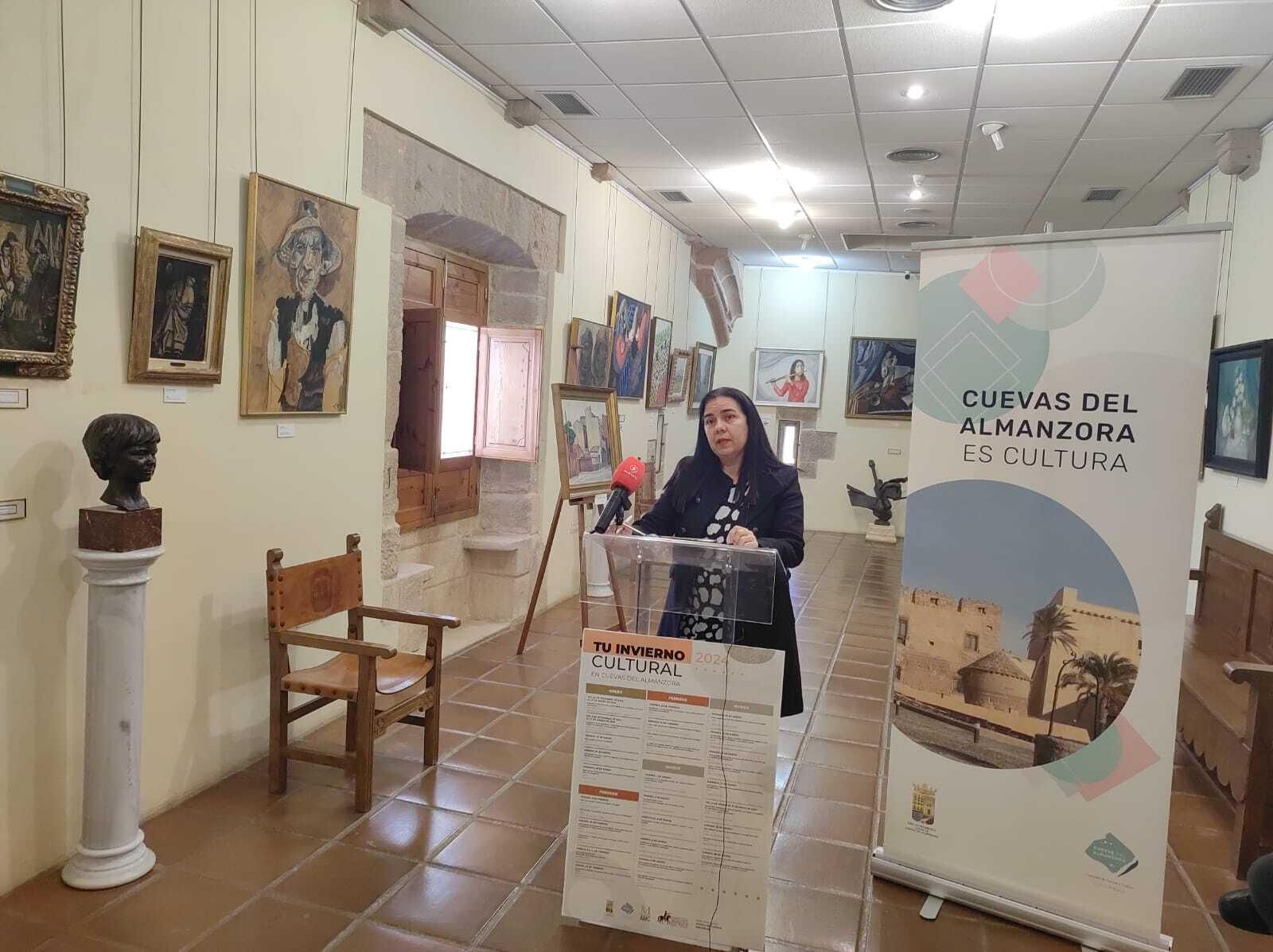 La concejala de Cultura, Juana Haro Navarro dando a conocer la programación de invierno.