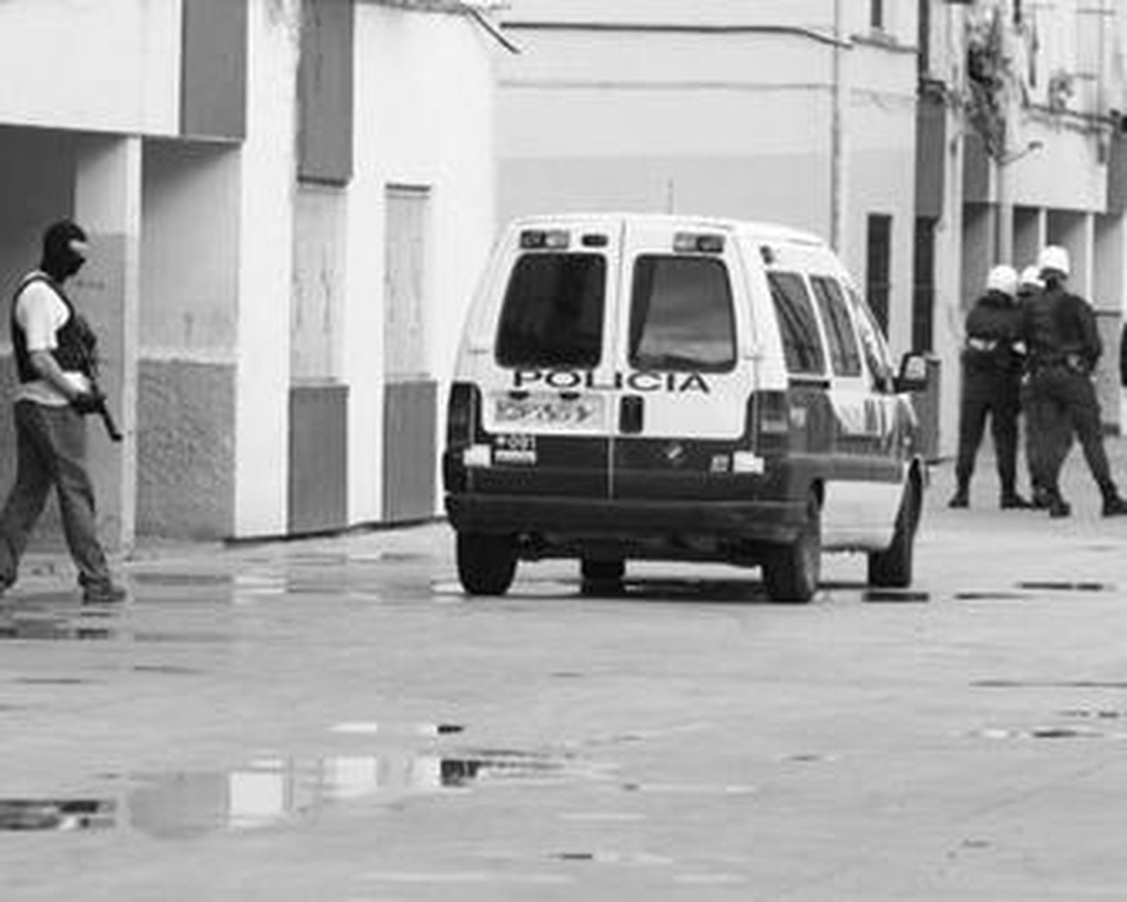 Agentes de la Udyco de la comisaría de La Línea, durante una operación, en una fotografía de archivo.
