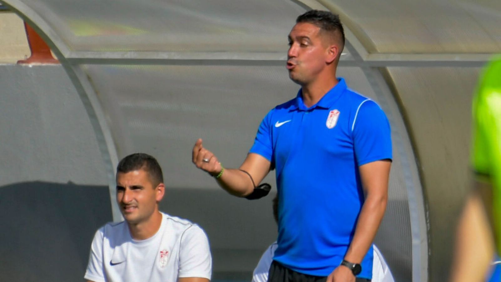 Juan Antonio Milla da instrucciones desde la banda