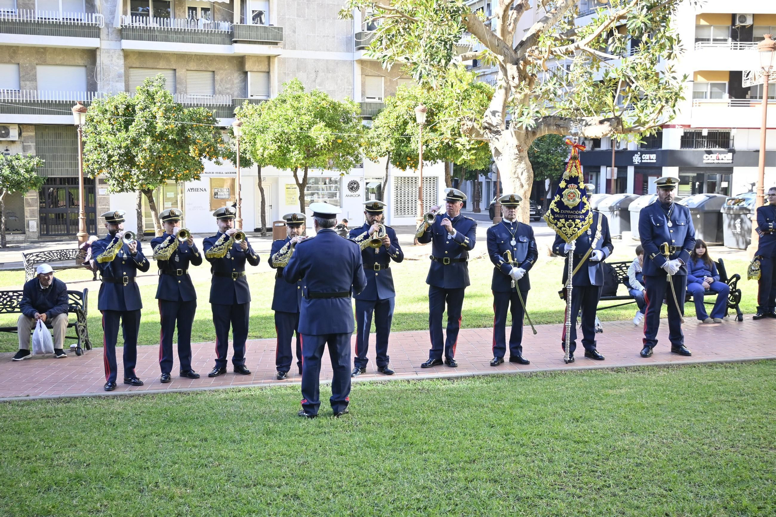 Imágenes de la ofrenda floral por parte de la Comisión del Monumento a la Inmaculada