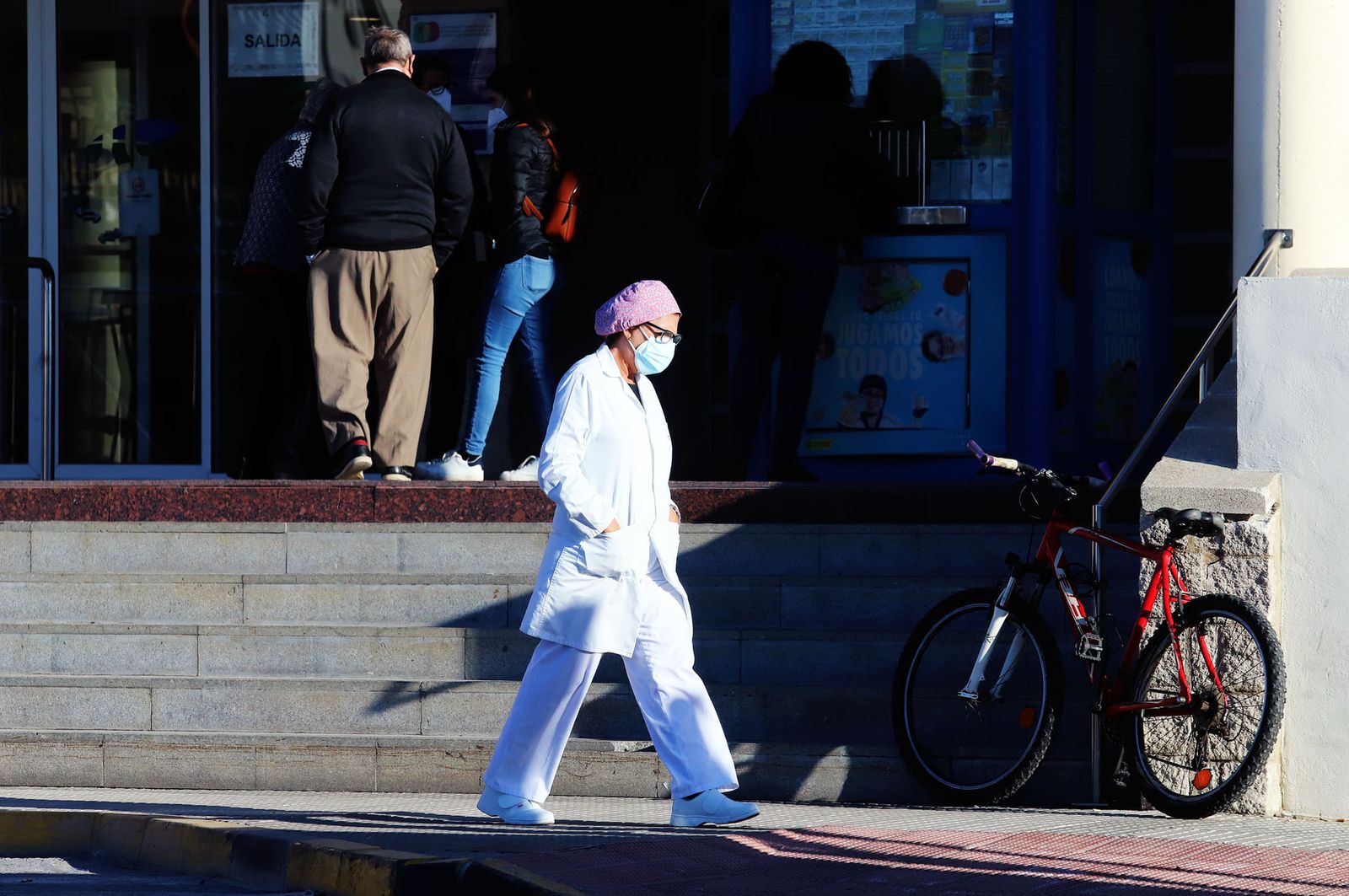Una sanitaria en las inmediaciones del Hospital Juan Ramón Jiménez.