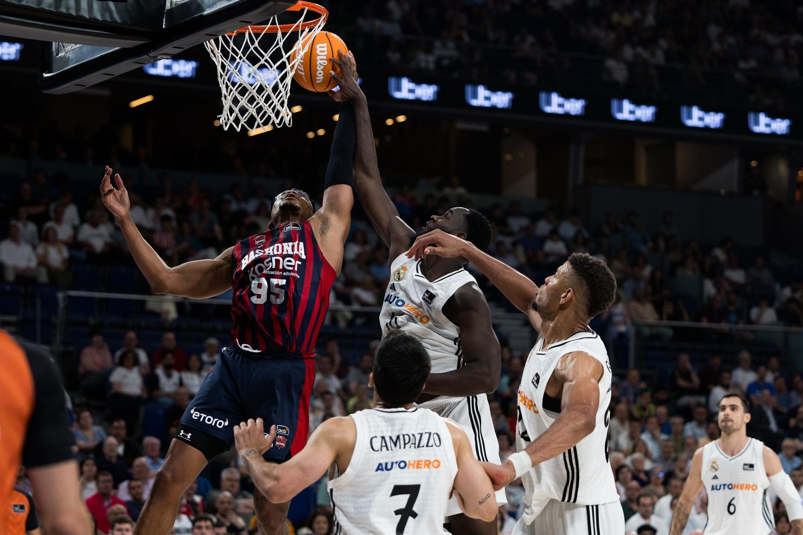 El Real Madrid sufre pero gana al Baskonia (82-76)