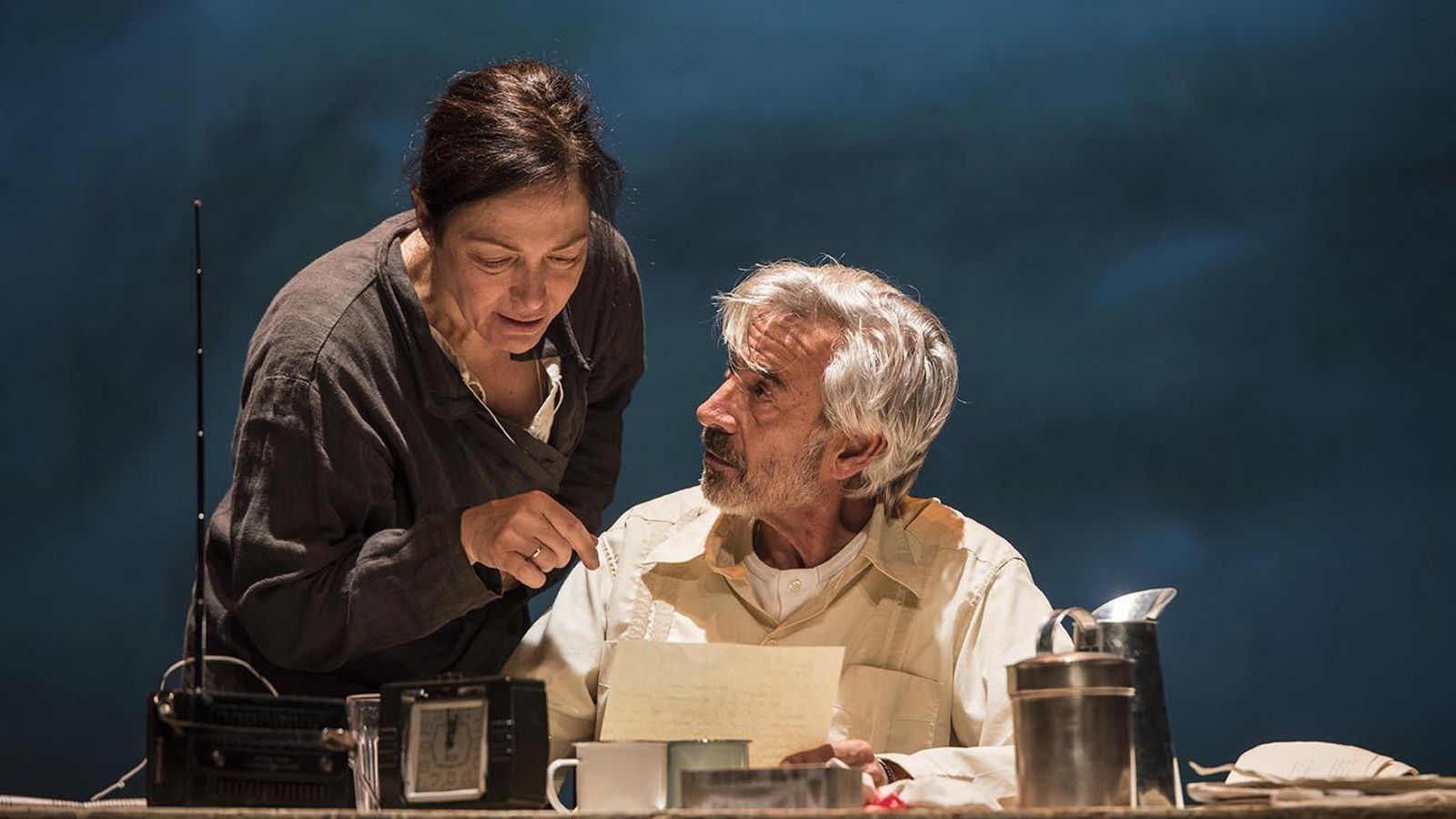 Imanol Arias y Cristina de Inza, en 'El coronel no tiene quien le escriba'.