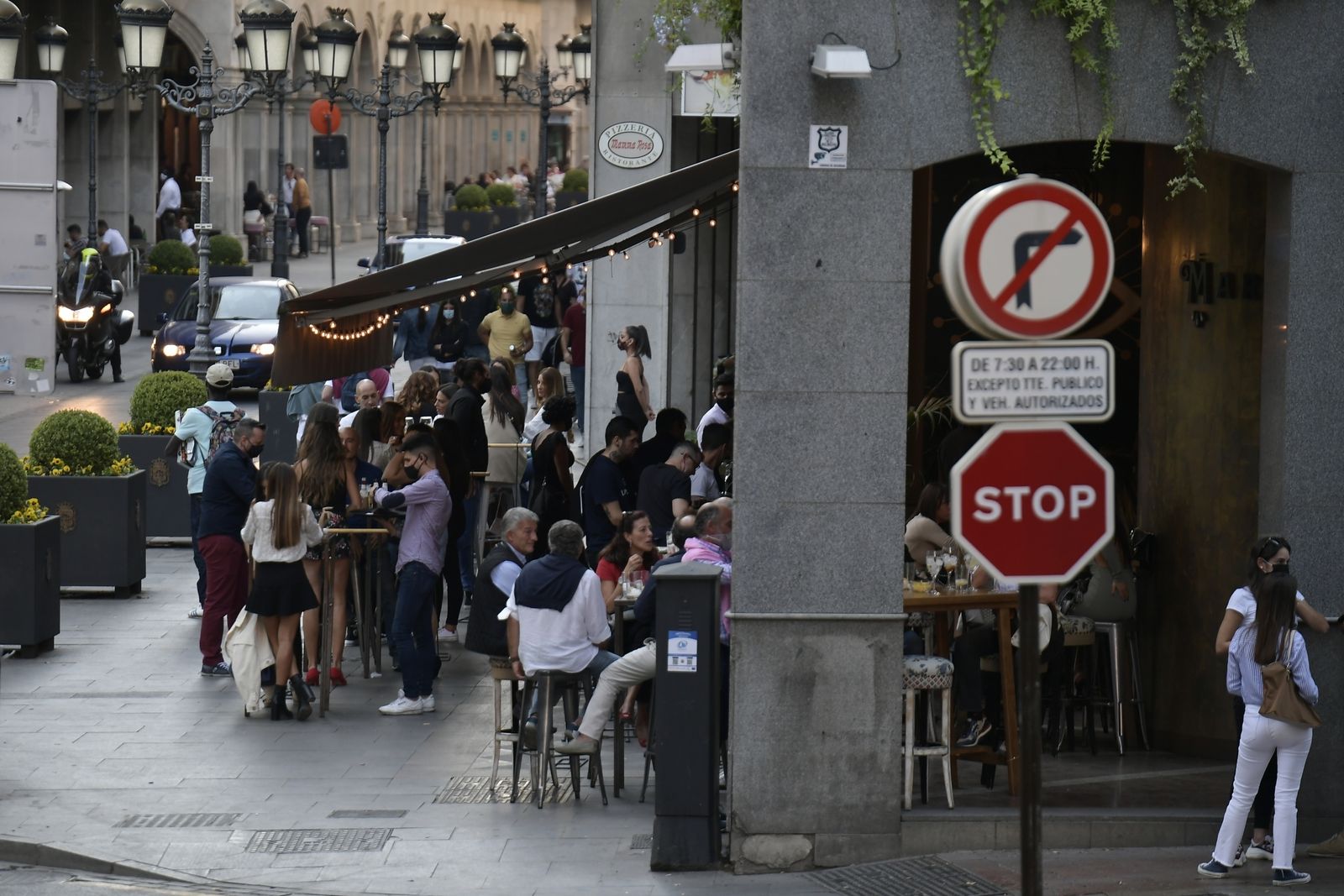 Y el domingo después de la movida... sigue la fiesta en el entorno de la calle Ganivet de Granada