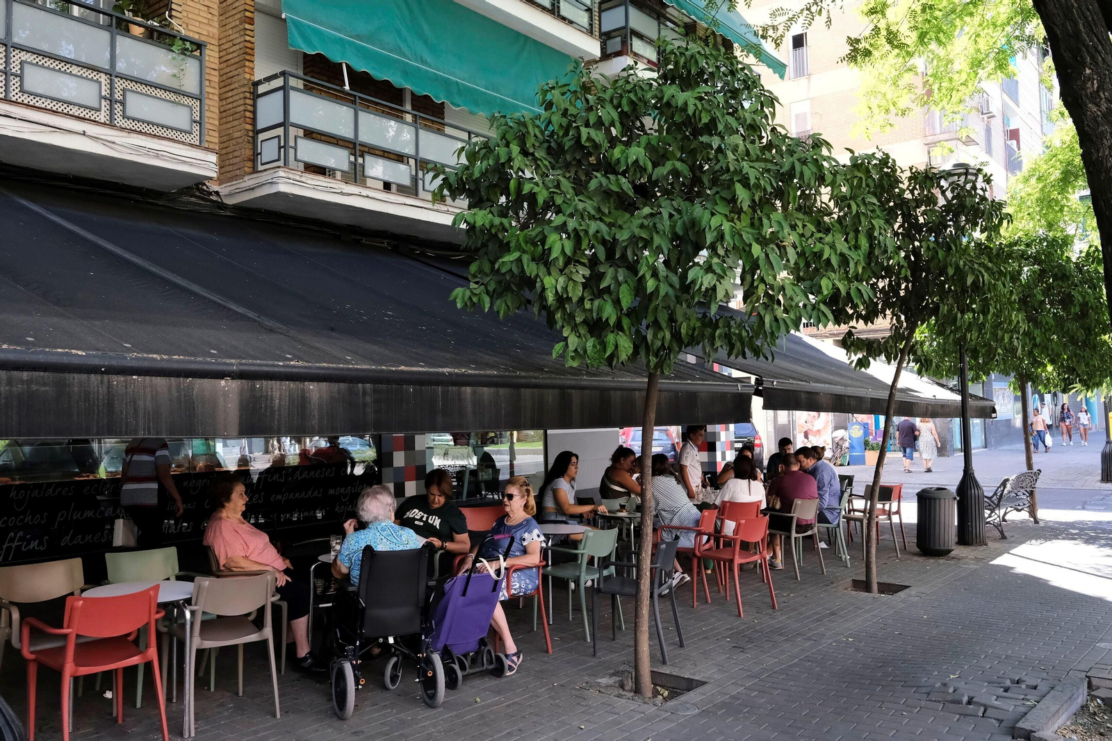Un día de agosto en el barrio de la Viñuela de Córdoba, en imágenes