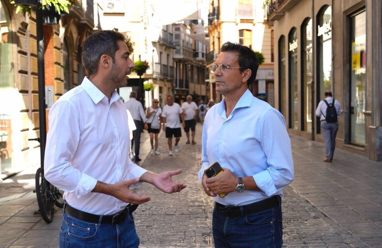 Los concejales del PSOE Eduardo Castillo y Paco Cuenca en la esquina de la calle Mesones con Puerta Real de España Los concejales del PSOE Eduardo Castillo y Paco Cuenca en la esquina de la calle Mesones con Puerta Real de España