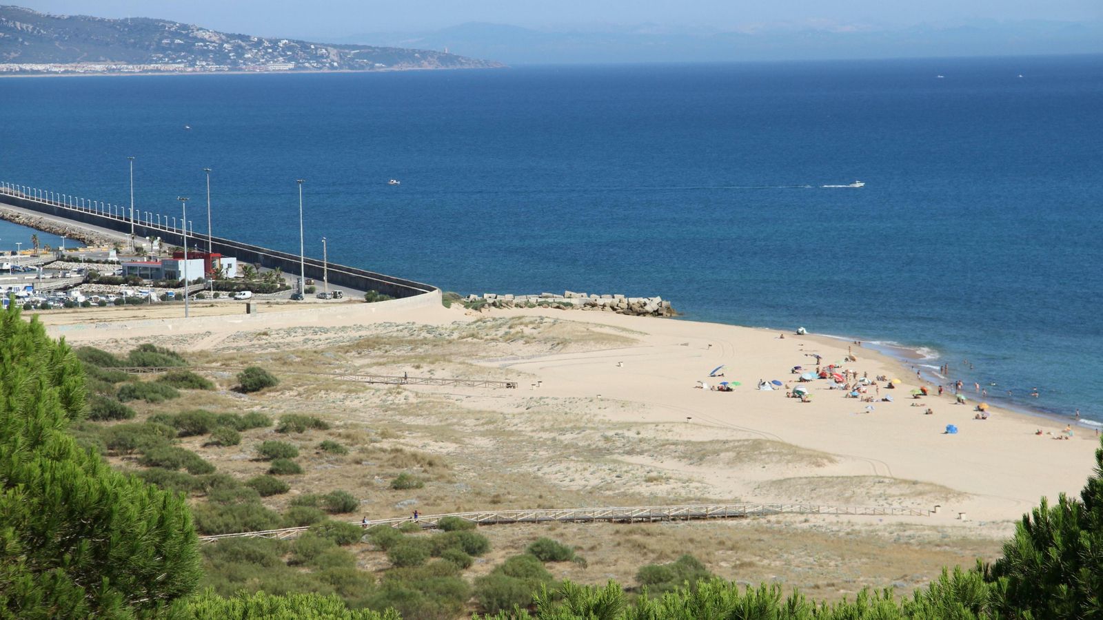Playa de la Hierbabuena, entre el pinar y el puerto barbateño