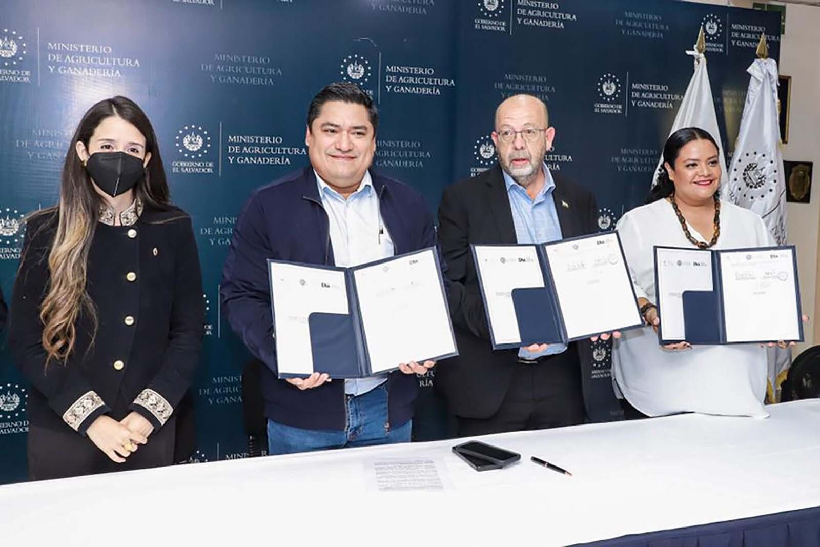 Firma del convenio entre Universidad de Almería y ENA en El Salvador
