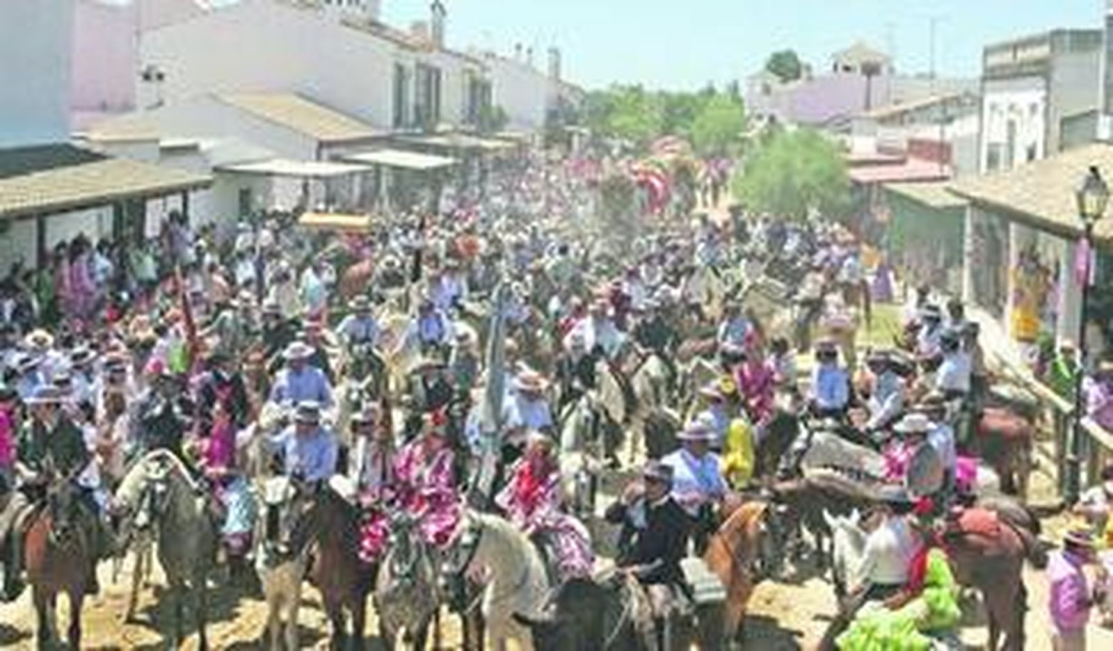 La caravana rociera jerezana adentrándose ayer en las calles de la aldea.