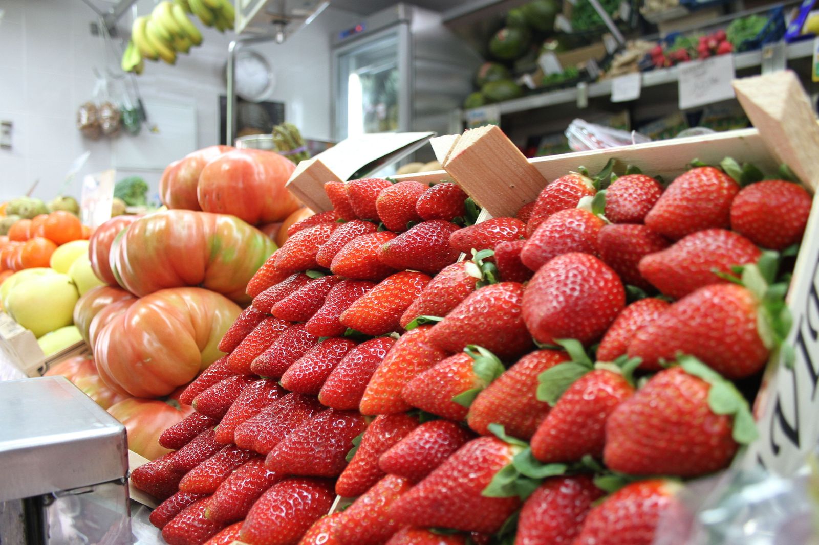 Fresas en el lineal de un comercio.