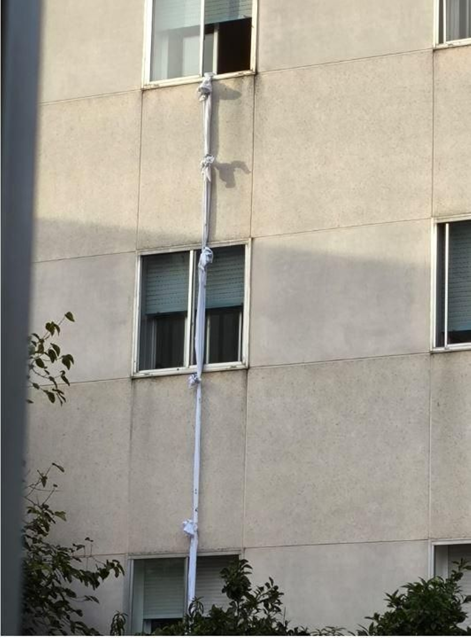 Ventana por la que se ha escapado el preso bajando por sábanas.