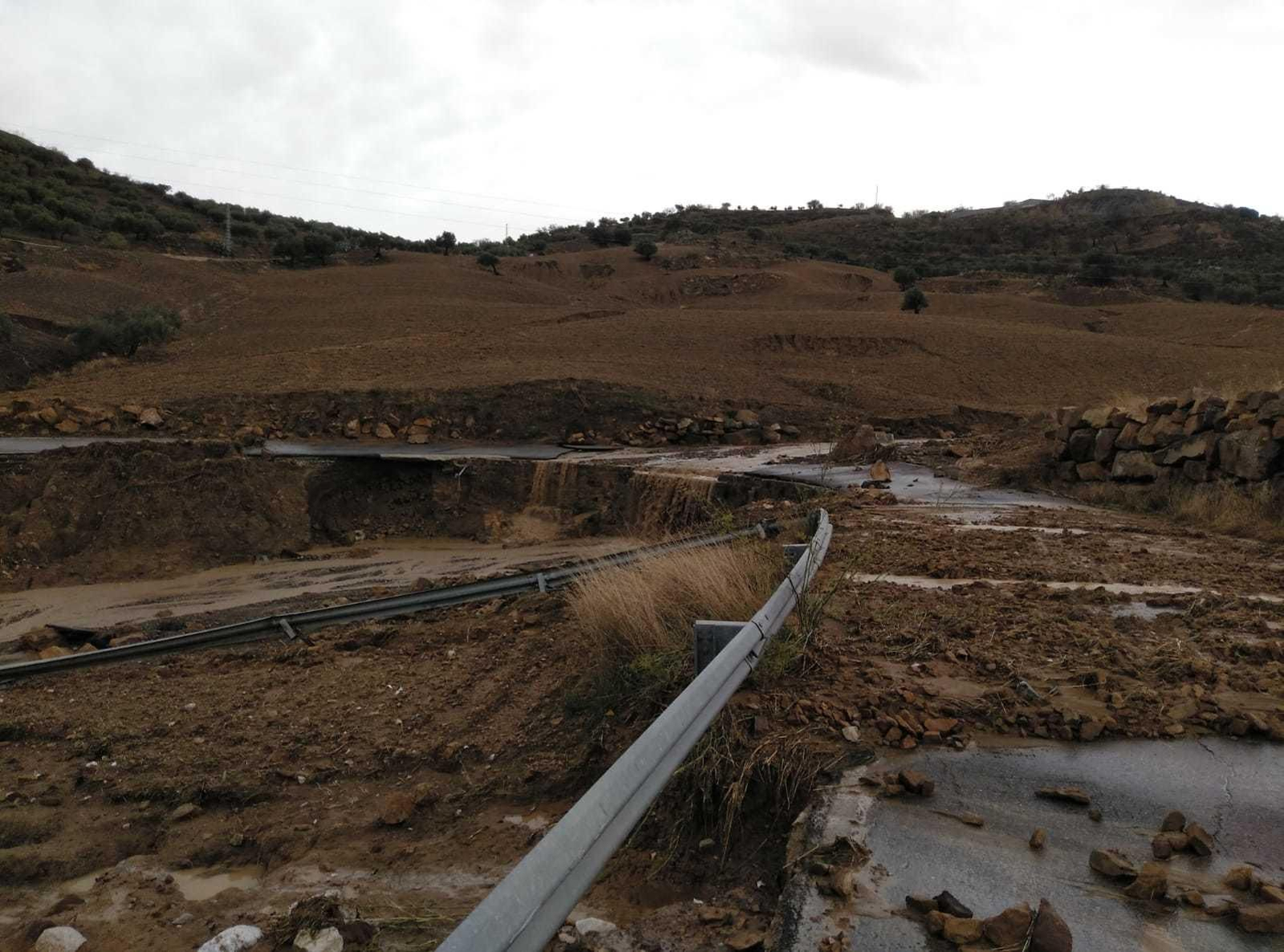 La fuerza del agua deja impracticable la carretera entre Cártama y Ardales