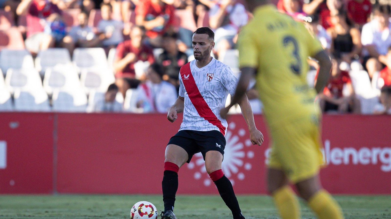Ramón Martínez conduce el balón ante un jugador del Sanluqueño.