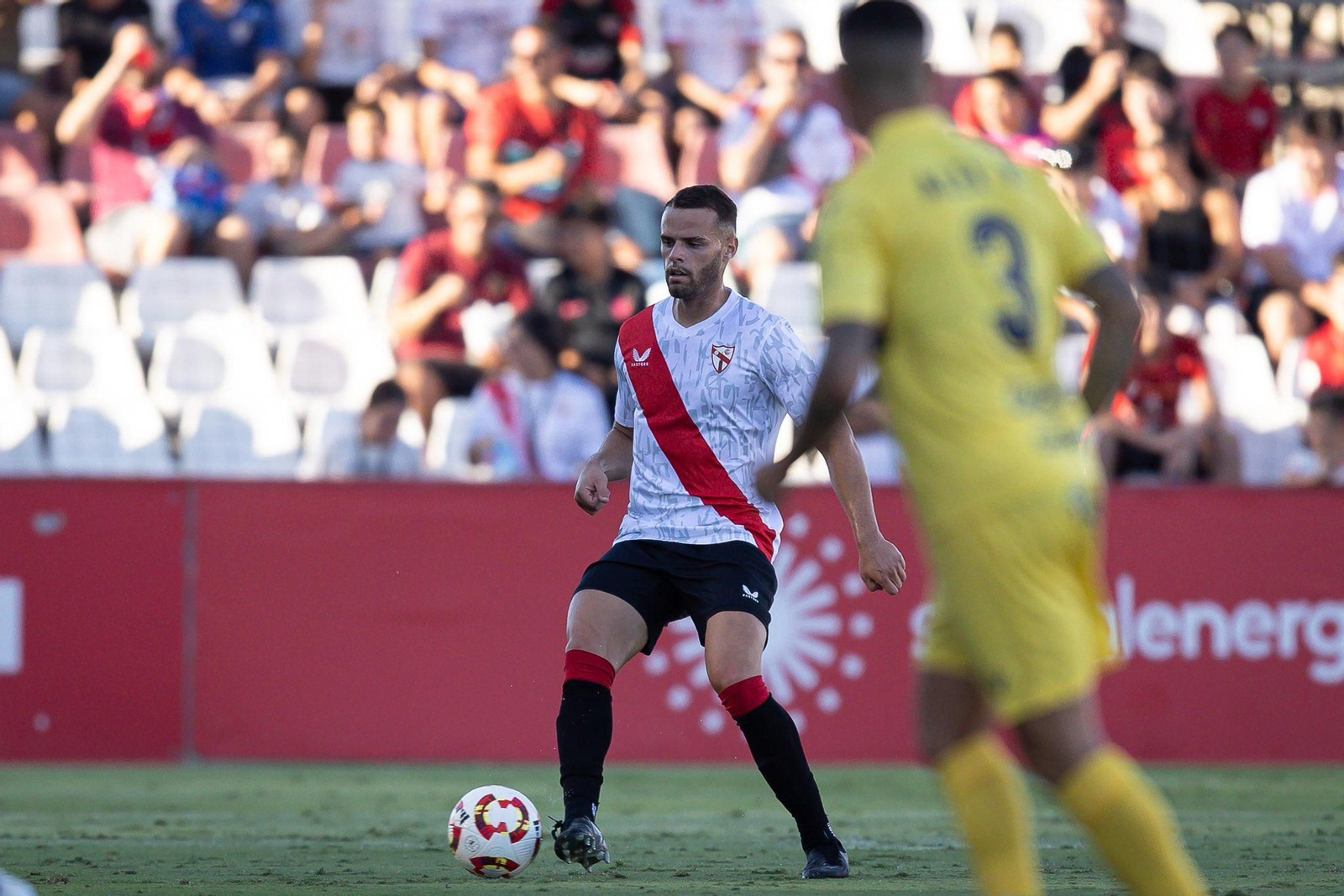 Ramón Martínez conduce el balón durante el partido frente al Sanluqueño.