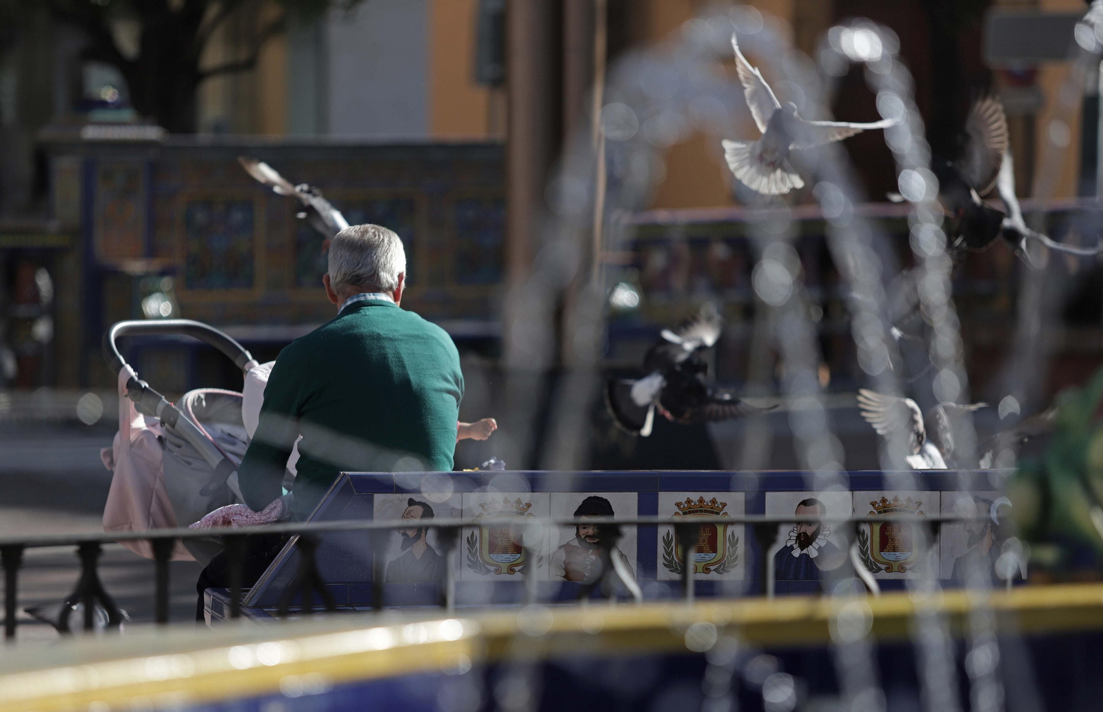 Un hombre con un bebé en la Plaza Alta de Algeciras.