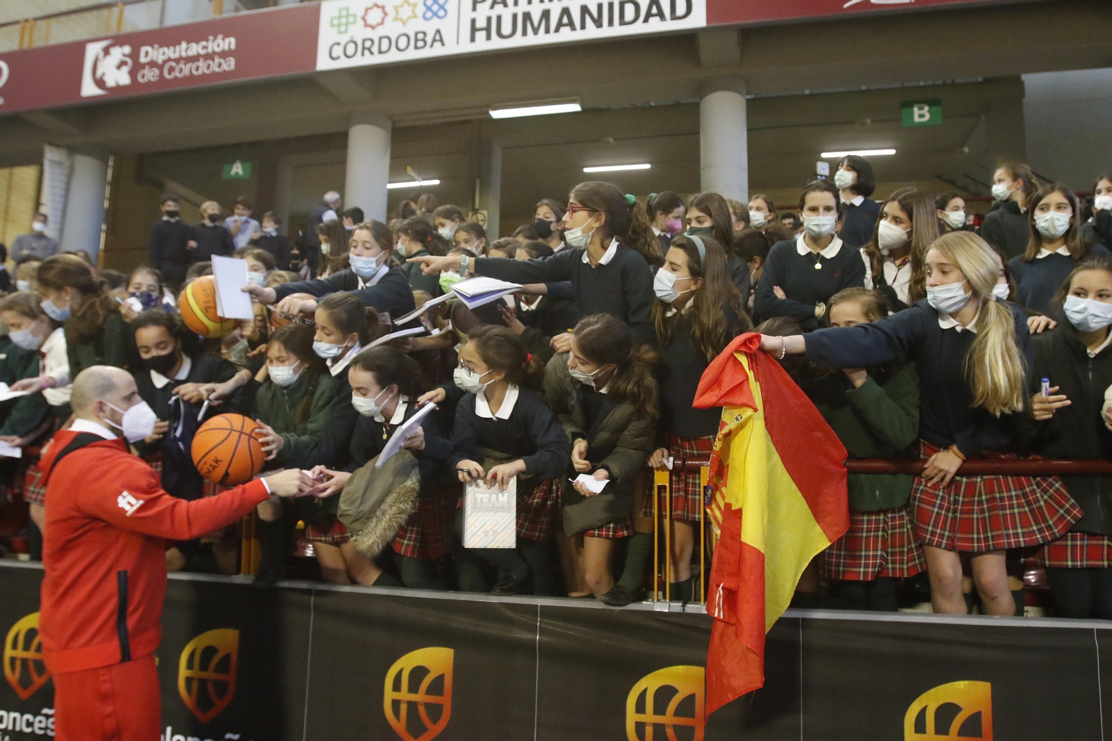 La selección española de baloncesto abre el entrenamiento en Córdoba a los más jóvenes, en imágenes