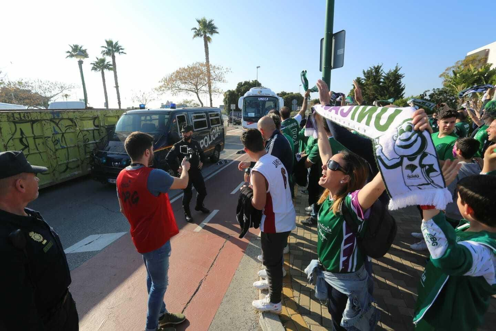 El recibimiento de la afición al Unicaja a su llegada al Martín Carpena para jugar la final de la Copa Del Rey