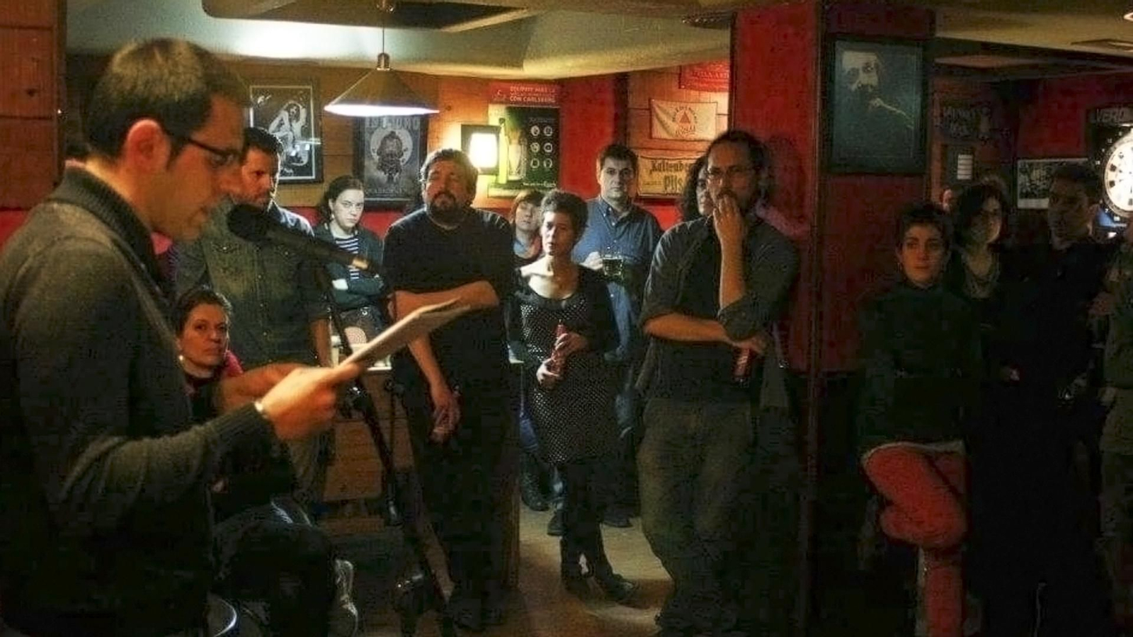 El poeta Pedro Luis Casanova recita un poema durante una lectura de La caja de Lot en el Pub Tijuana.