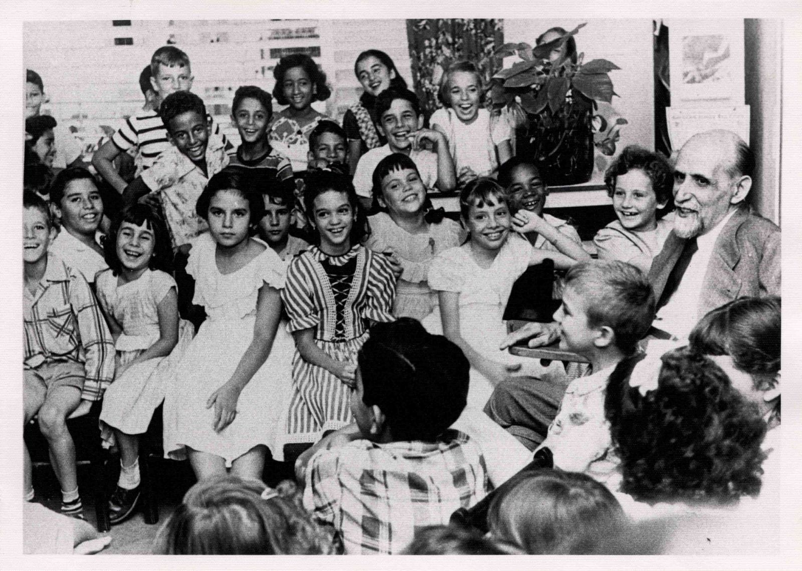 Imagen de Juan Ramón Jiménez con escolares presente en la exposición 'Asnografía', en el Antiquarium.