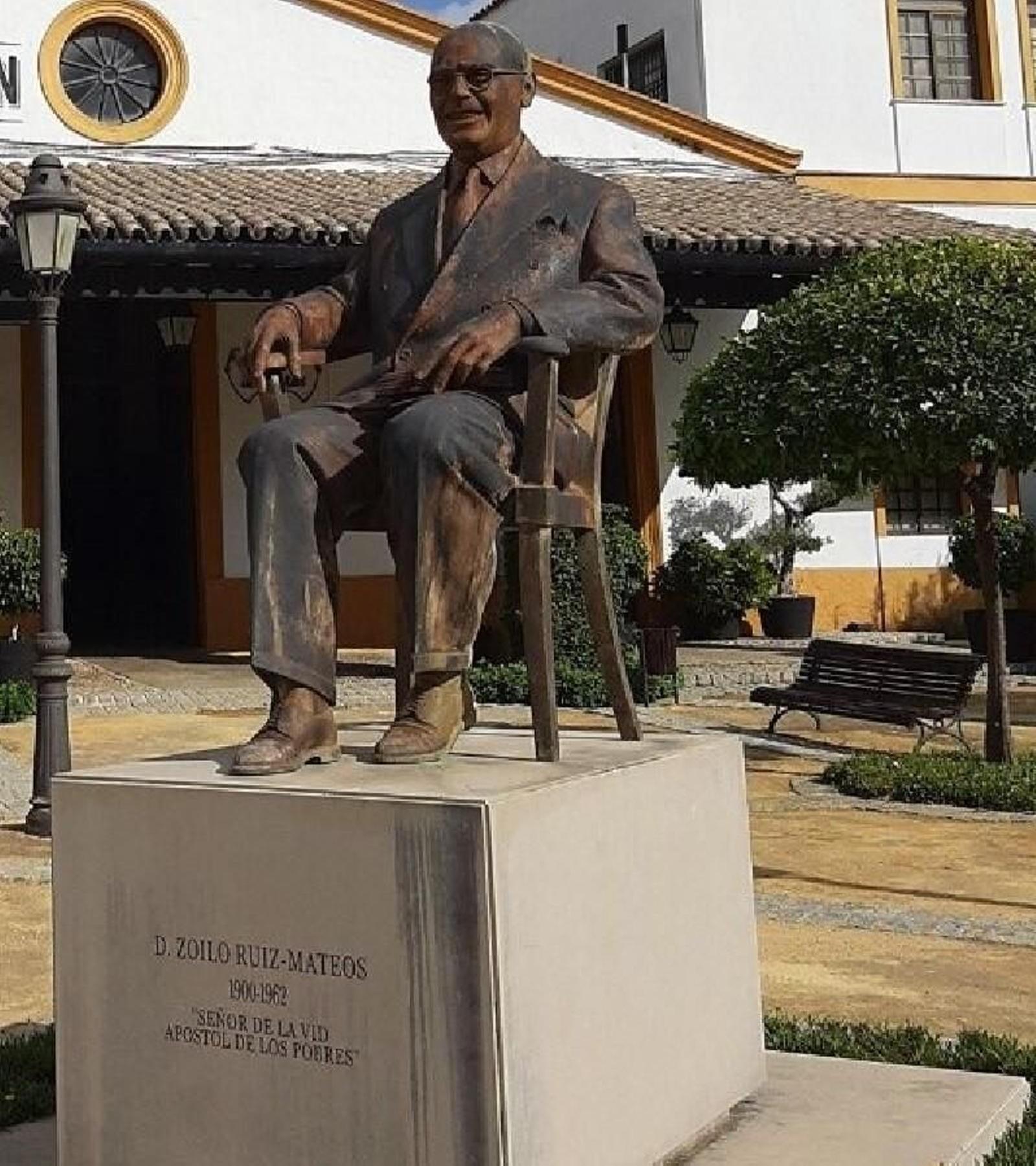 Monumento dedicado a Zoilo Ruiz-Mateos Camacho.