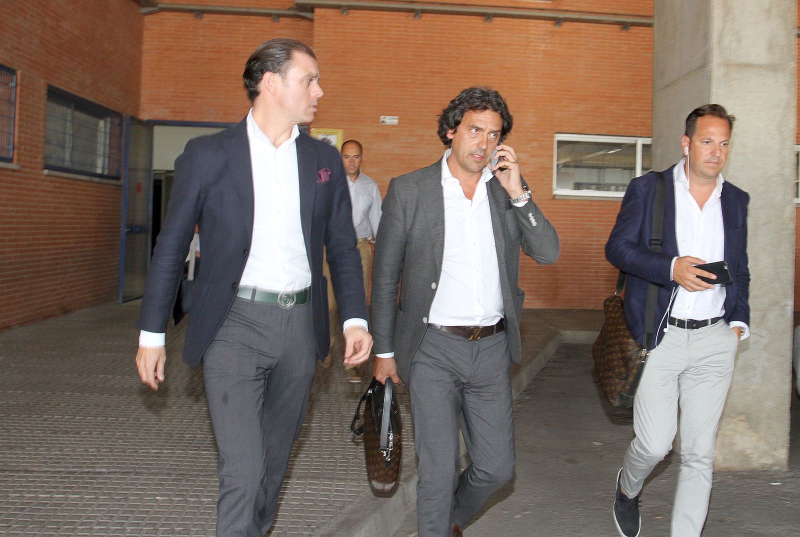 Juanma López abandona el Nuevo Colombino acompañado de sus abogados en su primera visita.