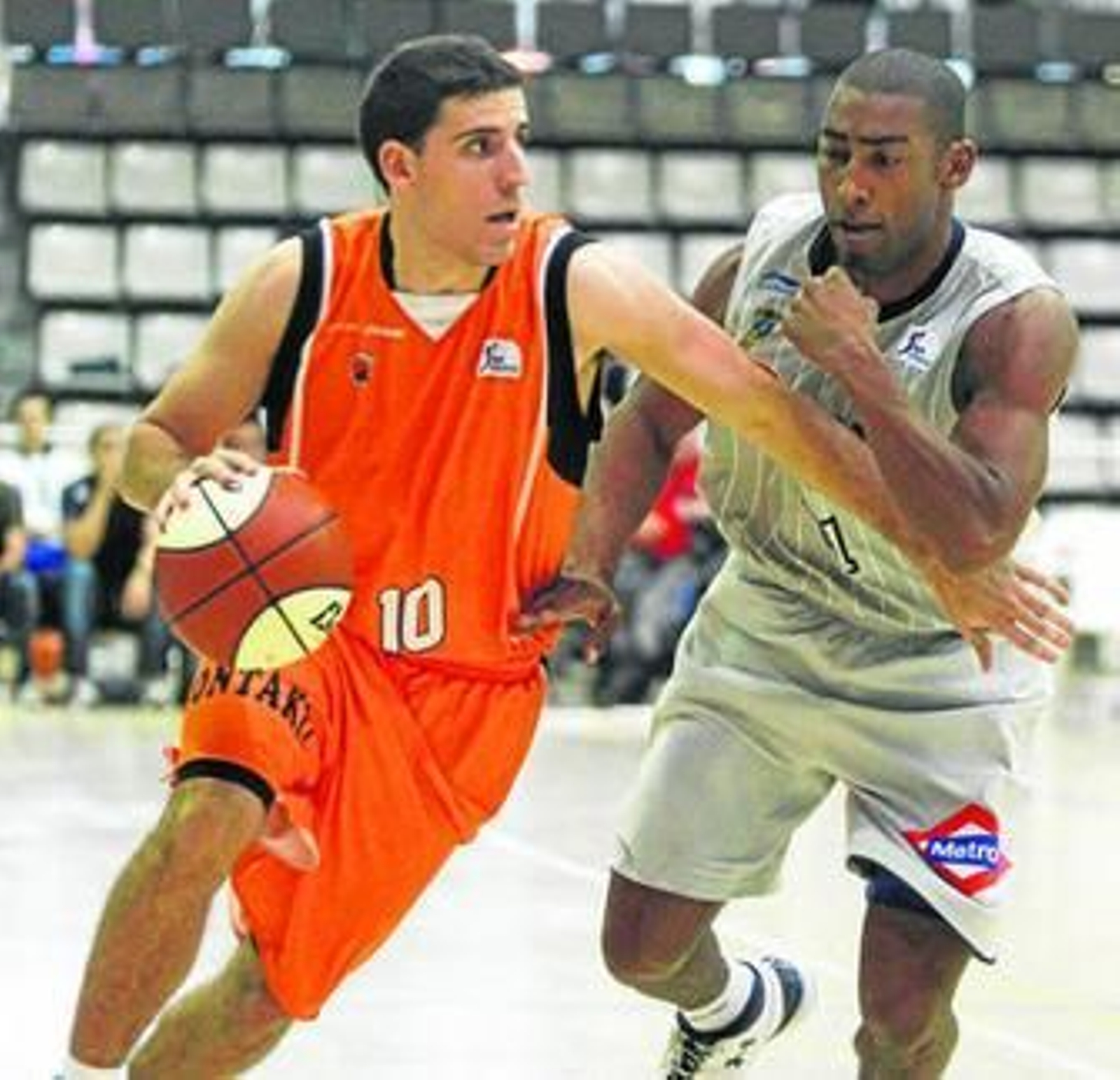 Colom es defendido por el estudiantil Granger en el torneo de la Comunidad de Madrid.
