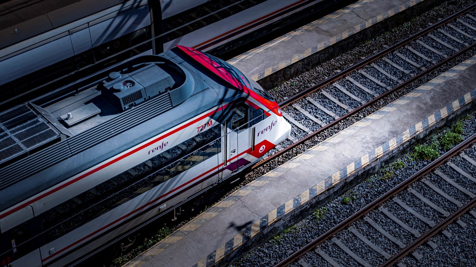 Un tren de Cercanías, en la estación central de Cádiz