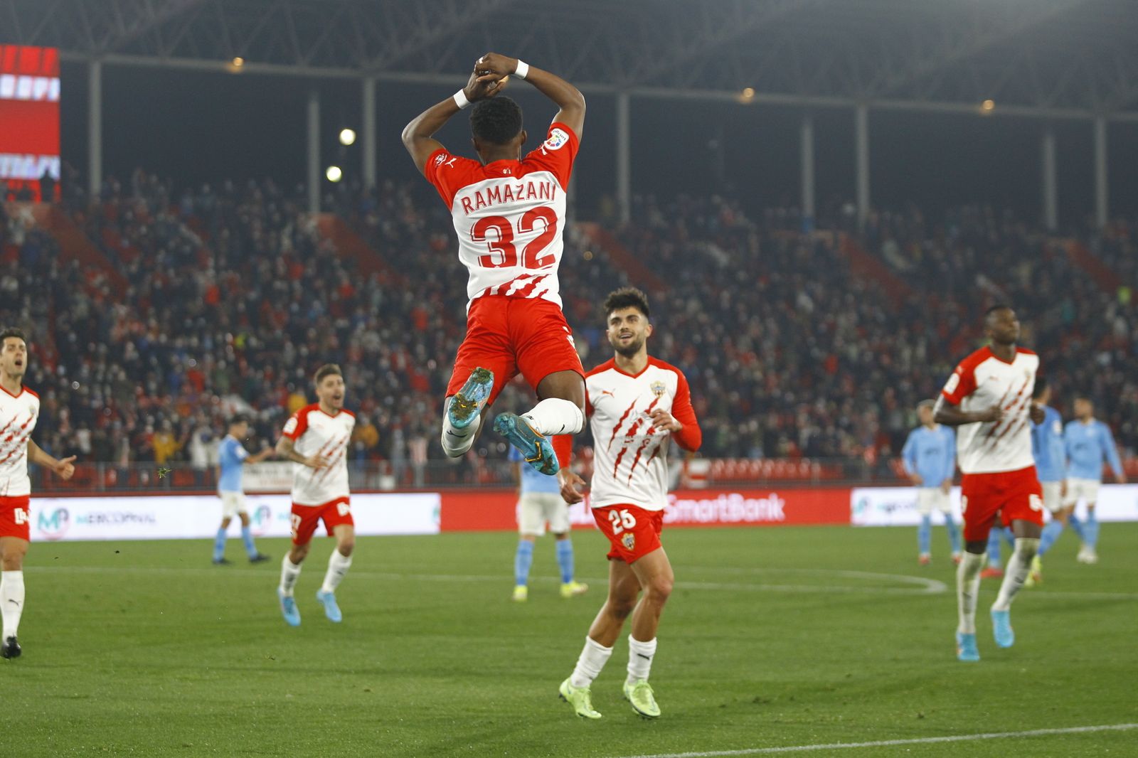 Ramazani festeja el 1-0, logrado de penalti, a lo CR7