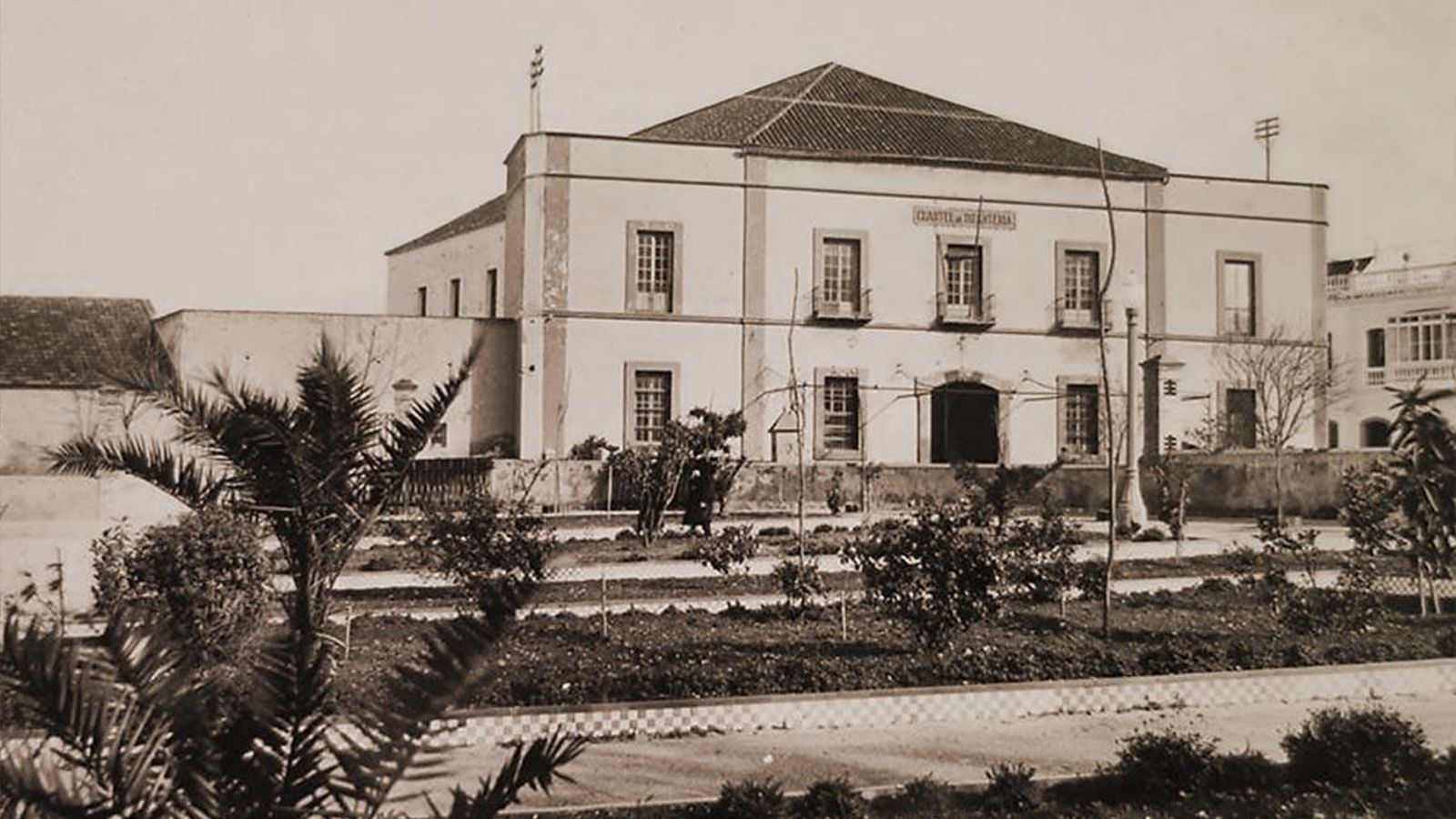 Cuartel de Infantería,a la derecha la calle de la Cruz Blanca.