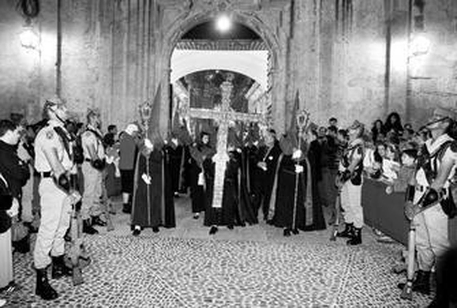 Unos legionarios esperan la salida de la cruz de guía de la Caridad, en la procesión de 2008.