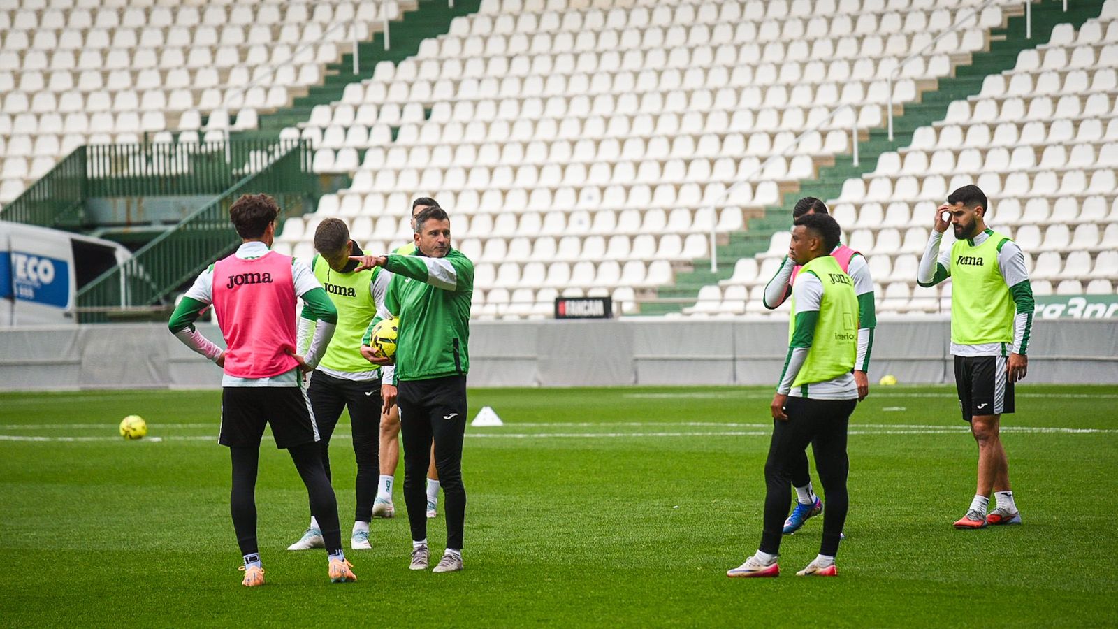 Ania da órdenes a sus jugadores durante el entrenamiento en El Arcángel.