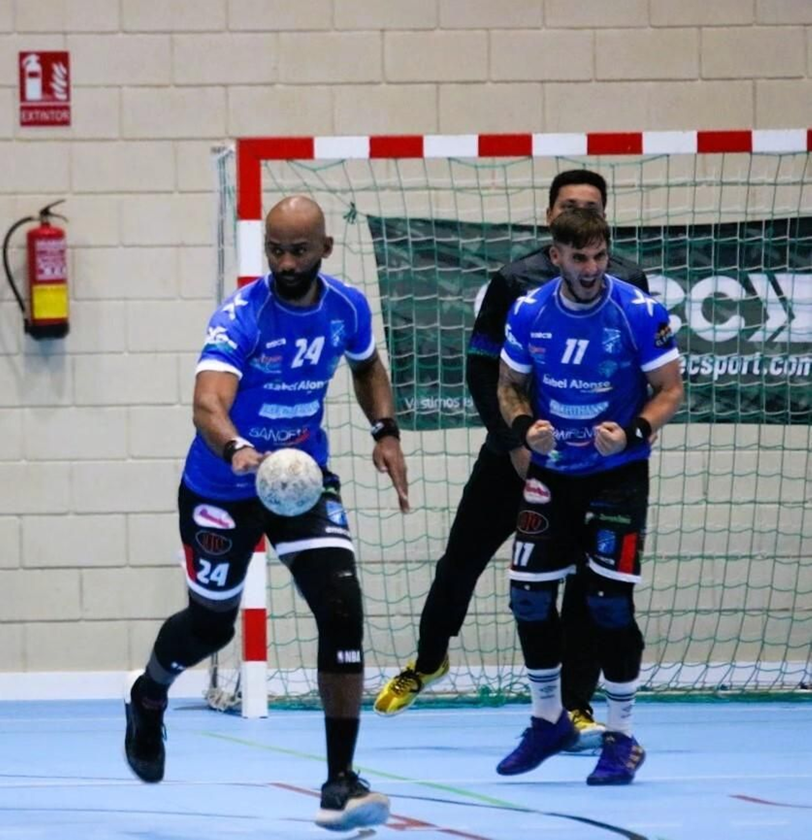 Un jugador del conjunto canterano-sureño avanza con el balón en un momento del encuentro.