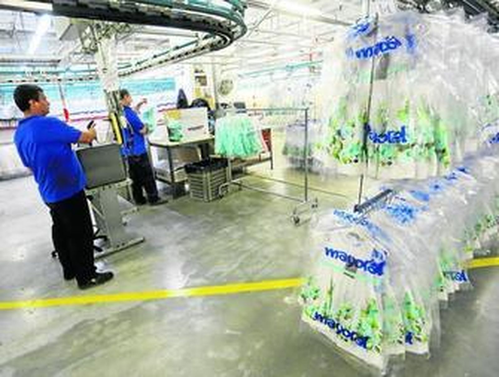 Unos operarios trabajan en la fábrica de Mayoral en Málaga.