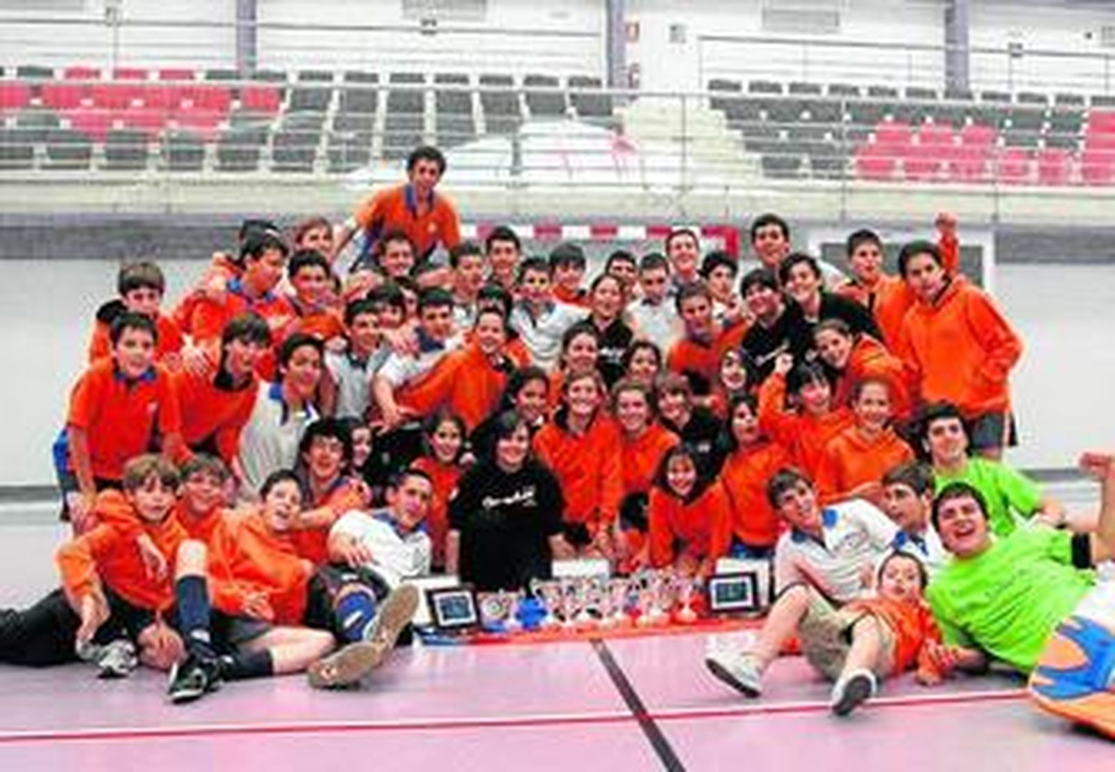 El Isla de León revalidó su título en cadete femenino y dio una grata impresión en infantiles.