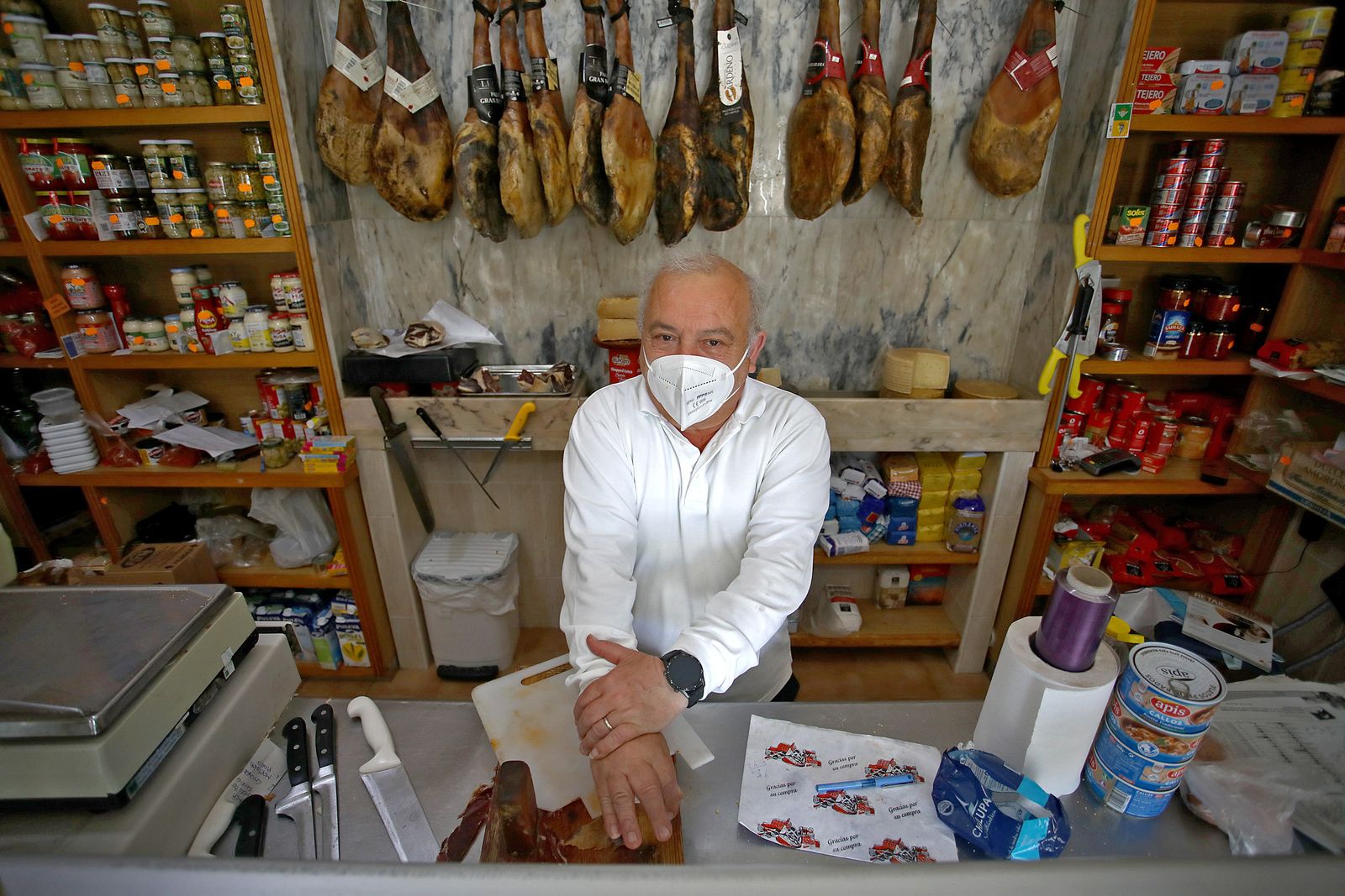 Diego González tras el mostrador de su charcutería en la Segunda Aguada.