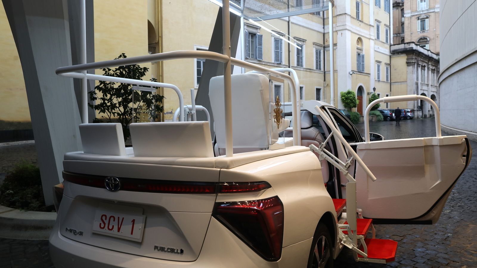 El Mirai ha sido transformado para las audiencias públicas, en las que se mueve a paso de persona; si embargo, bajo su capó dispone de un motor eléctrico de 154 CV con el que puede acelerar de 0 a 100 km/h -en su versión de serie- en 9,6 s.