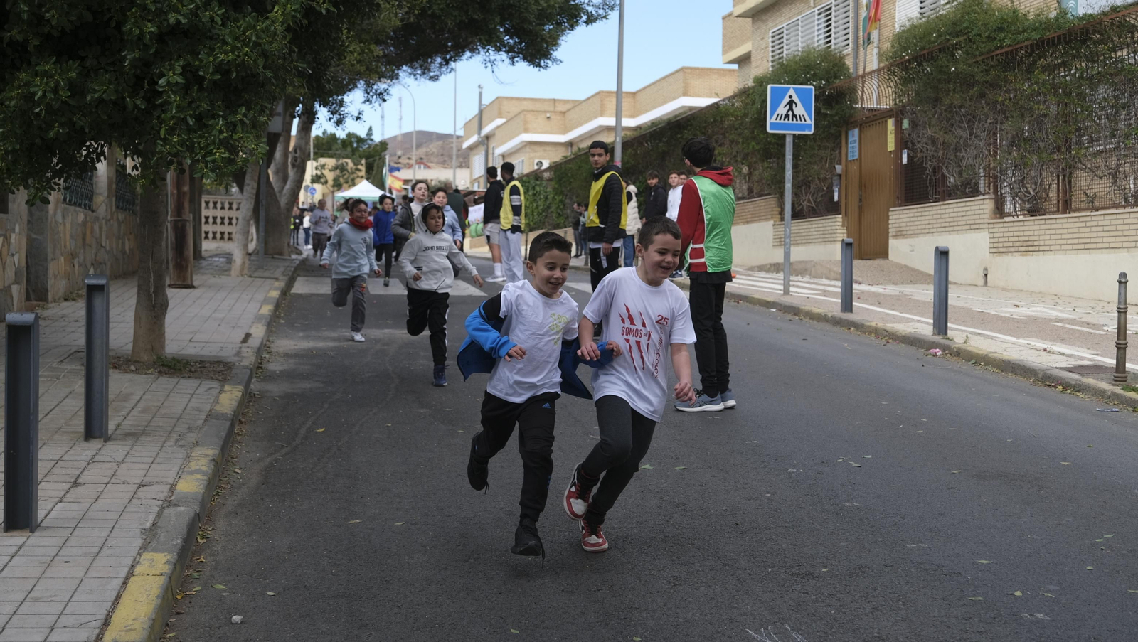 Imágenes de la carrera infantil contra el cáncer en el CEIP Francisco de Goya