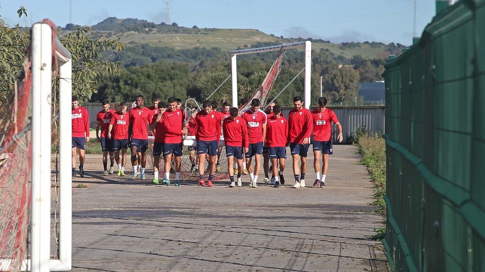 Los jugadores del Algeciras cargan con una portería en los anexos.