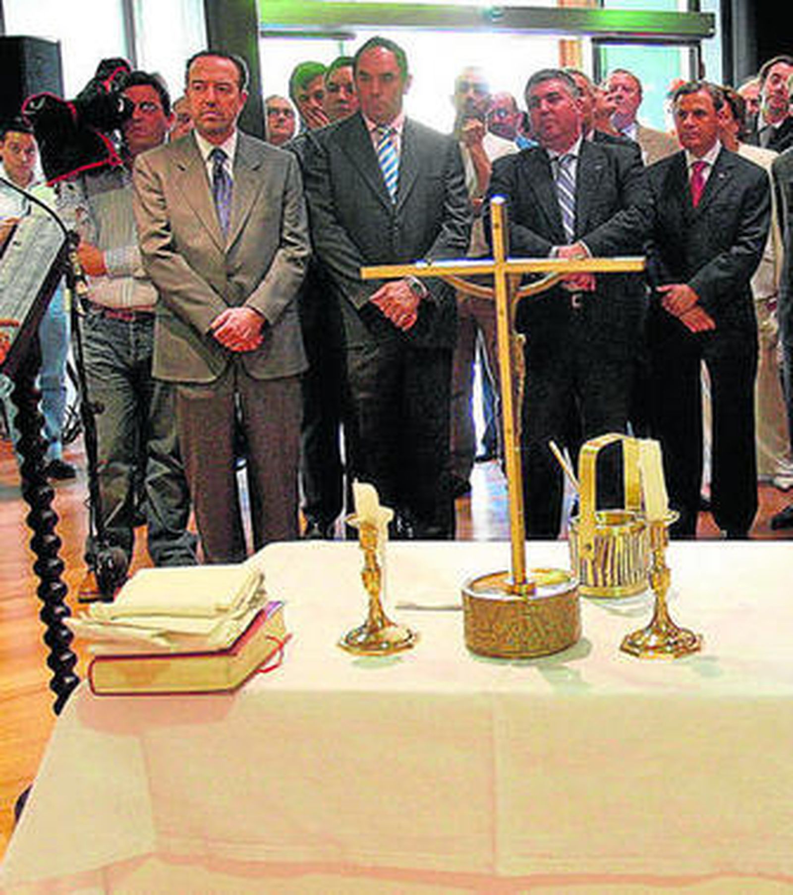 Ramón Marrero, a la derecha, durante la inaguración de la sala Caja Inmaculada en abril de 2005.