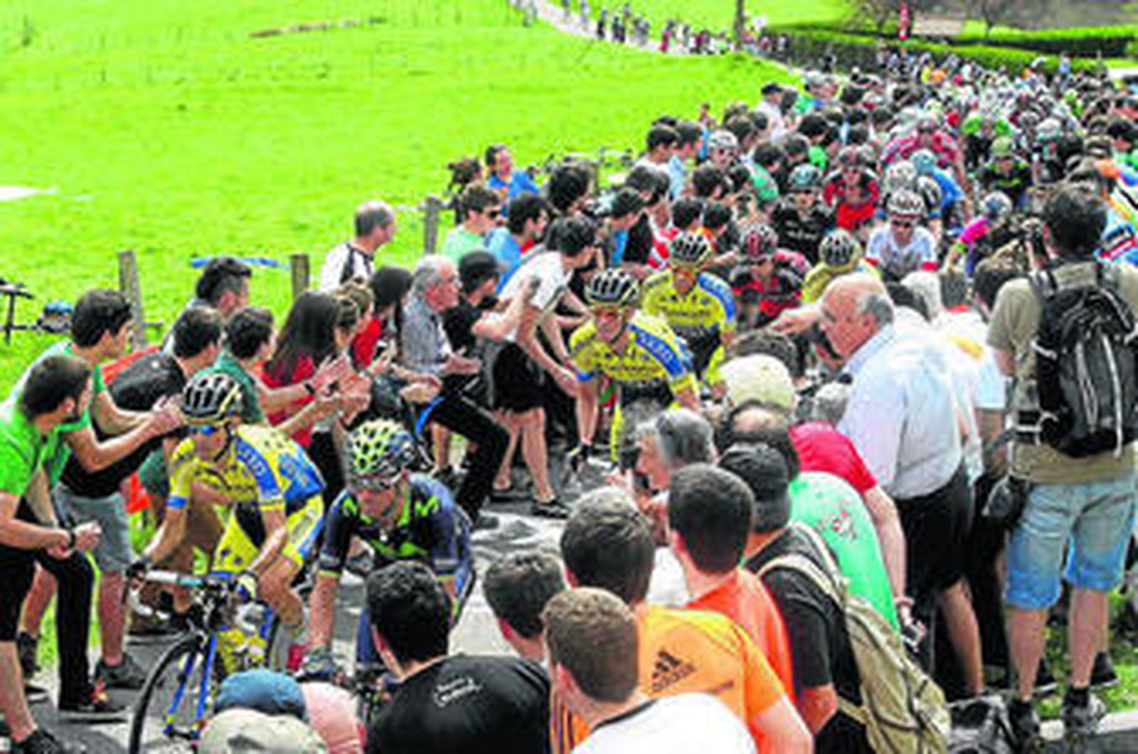 Contador y Valverde encabezan el grupo al inicio de la subida al alto de Gaintza.