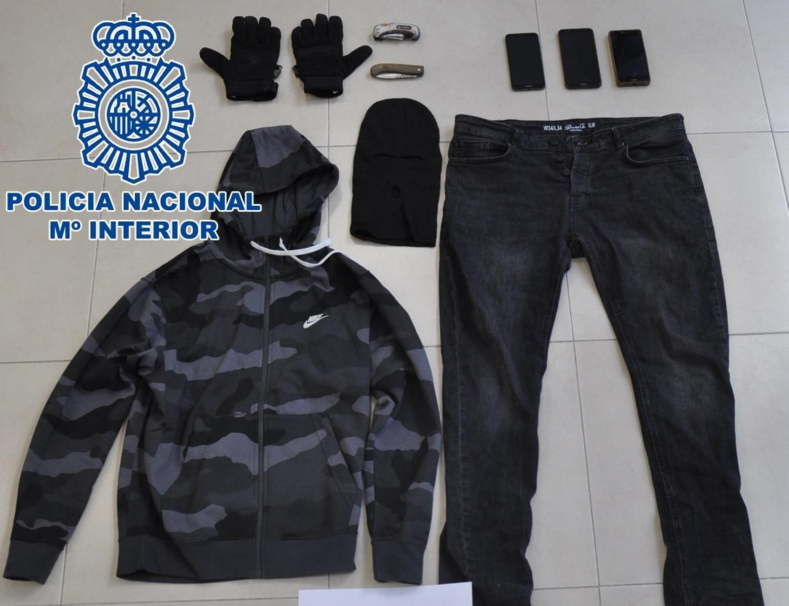 Prendas con la que el detenido se camuflaba para cometer los vuelcos de droga. Prendas con la que el detenido se camuflaba para cometer los vuelcos de droga.