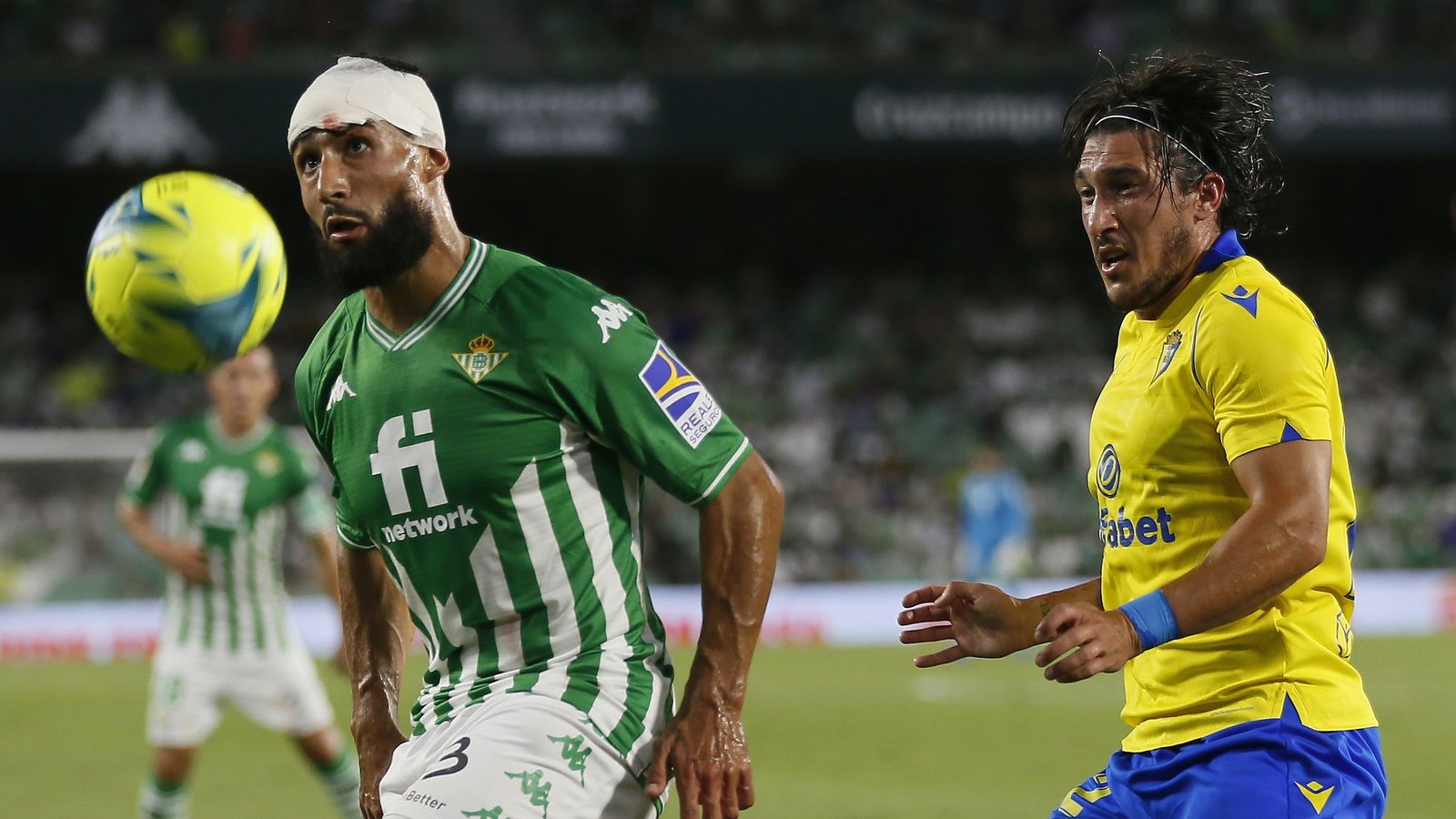 El jugador del Cádiz Espino presiona a Fekir.