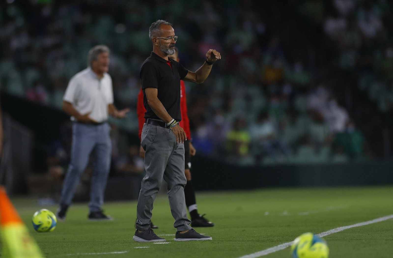 Cervera y al fondo Pellegrini durante el Betis-Cádiz.