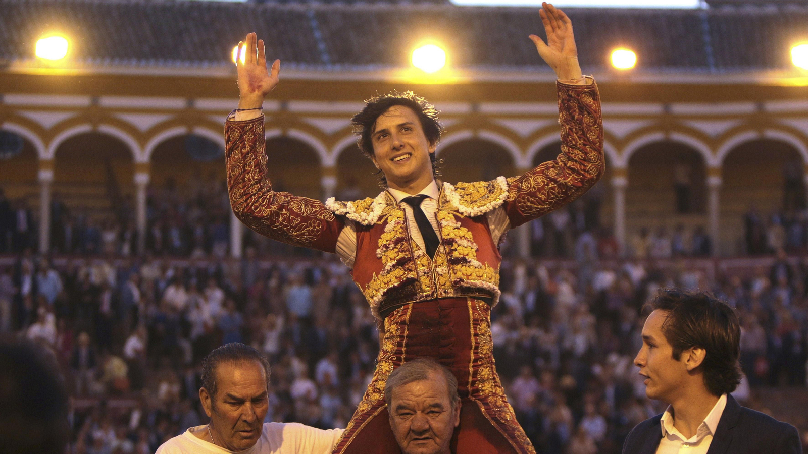 Las imágenes de la faena de Roca Rey al sexto de la tarde